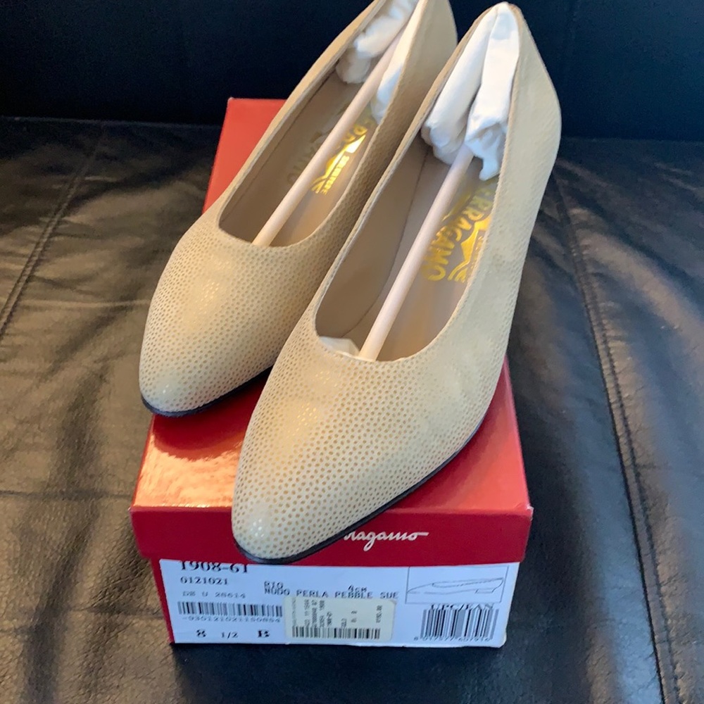 Vintage Salvatore Ferragamo low heels. Suede.